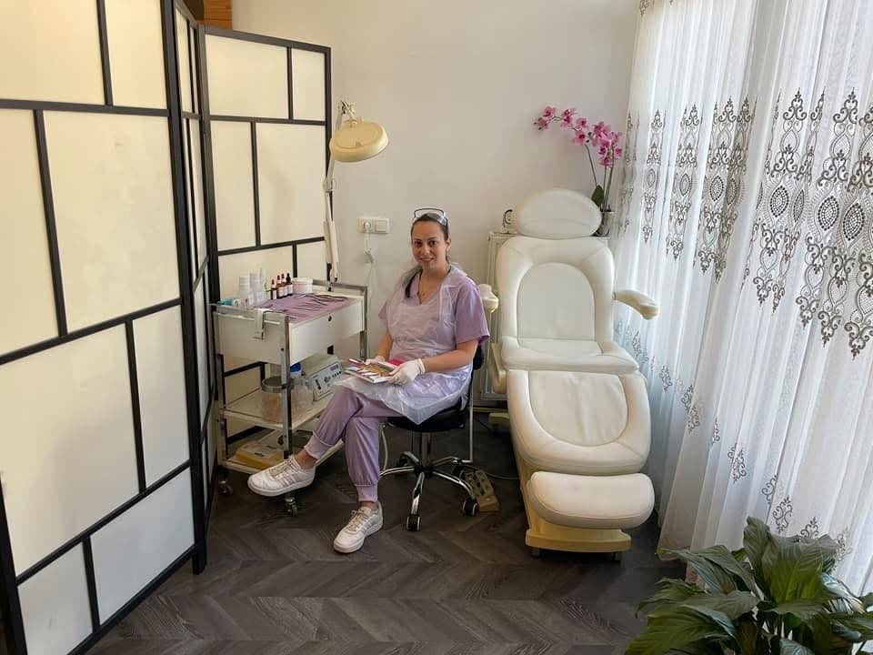 Ruby in haar pedicuresalon